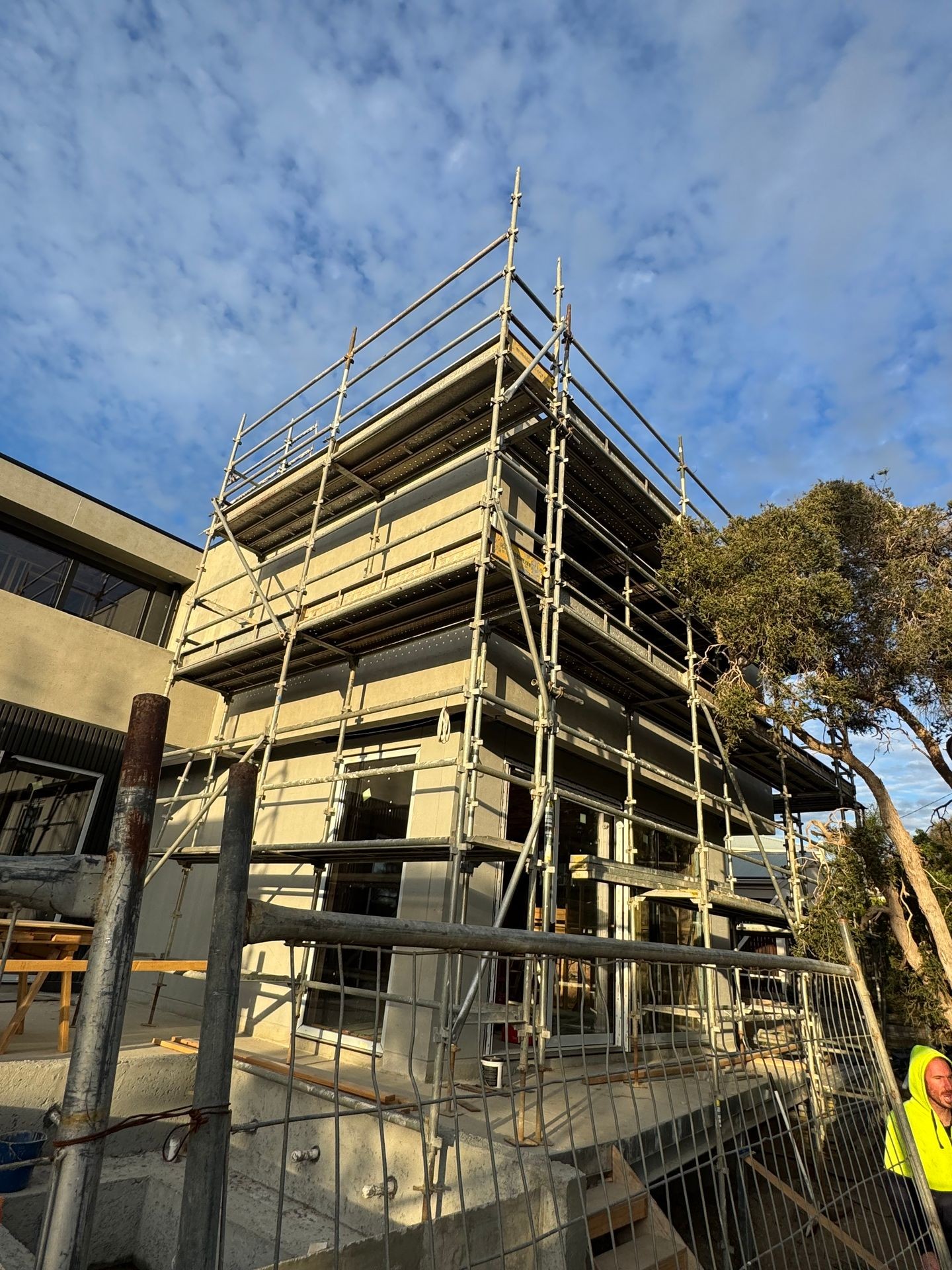 Fall protection scaffolding 